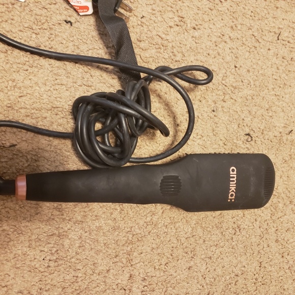 Amika brush